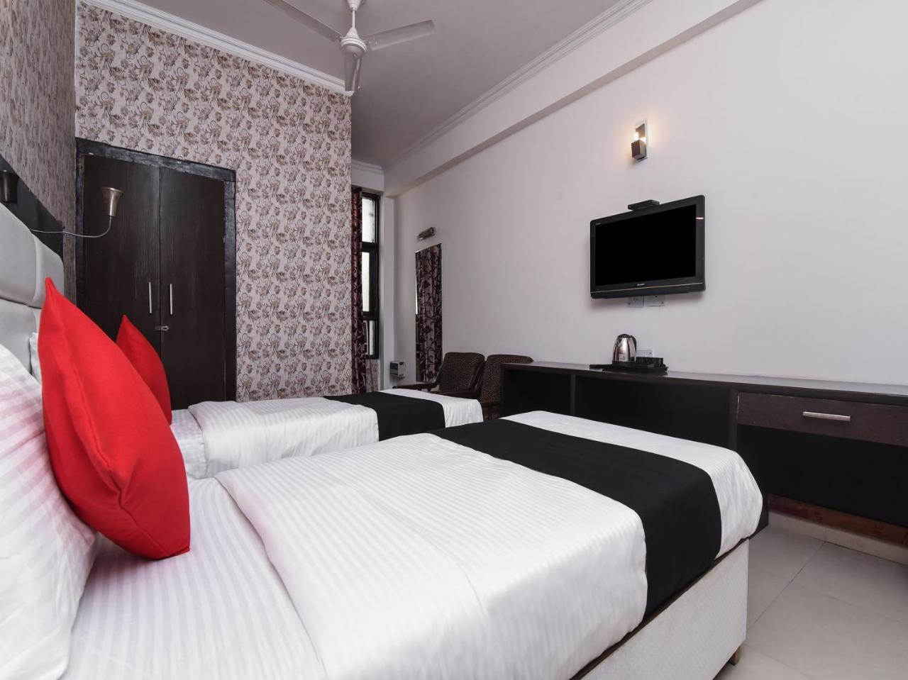 Capital O 16676 Near Noida City Center Exterior photo
